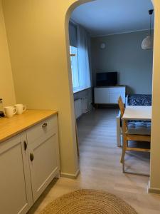 eine Küche und ein Esszimmer mit einem Tisch und einem Esszimmer in der Unterkunft Õhtu Põik 4 City Center Apartment in Pärnu