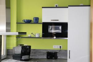 een keuken met een magnetron en een tv in een kamer bij XXL Ferienliebe in Habrachćicy