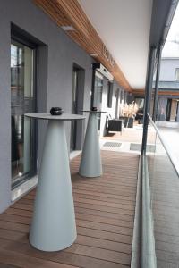 2 tables blanches sur un balcon d'un bâtiment dans l'établissement Hotel Modus, à Salzbourg