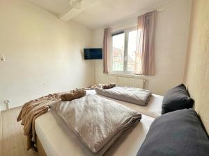フィリンゲン・シュヴェニンゲンにあるCozy Vacations Home in the Black Forestの窓のある部屋にベッドが2つある +5枚の写真