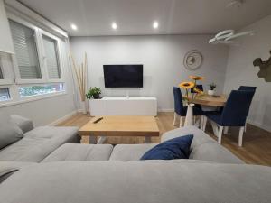 sala de estar con sofá y mesa con TV en Zen & Modern Stile - Quiet, Bright & Spacious. en Murcia