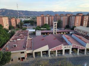una vista aérea de un aparcamiento en una ciudad en Zen & Modern Stile - Quiet, Bright & Spacious. en Murcia