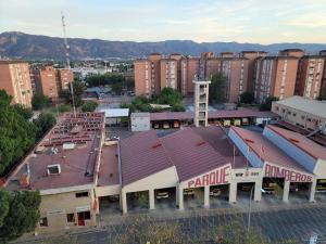 una vista aérea de un aparcamiento en una ciudad en Zen & Modern Stile - Quiet, Bright & Spacious., en Murcia