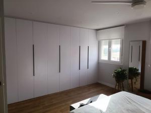 Un dormitorio blanco con una cama y una ventana. en Zen & Modern Stile - Quiet, Bright & Spacious., en Murcia