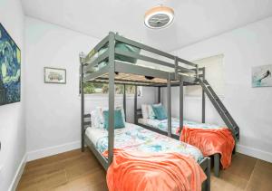 a bedroom with two bunk beds in a room at Stunning 3 Bedroom Home In Naples in Naples