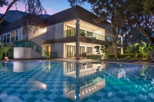een huis met een zwembad ervoor bij Nirvana Mediterranean Excellence - Ultra All Inclusive in Beldibi