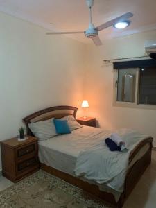 - une chambre avec un lit et un ventilateur de plafond dans l'établissement شقة سكنية ذات طابع عائلى متميز بها كافة الامكانيات من فلتر ماء وواى فاى, à Hurghada