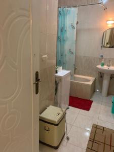 a bathroom with a shower and a toilet and a sink at شقة سكنية ذات طابع عائلى متميز بها كافة الامكانيات من فلتر ماء وواى فاى in Hurghada