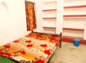 a bedroom with a bed with flowers on it at GRG Kameshwar Bhawan Rajgir in Rājgīr