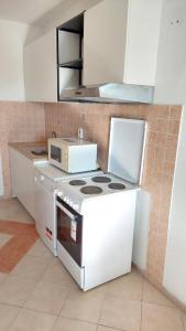 una cucina con piano cottura bianco e forno a microonde di Apartment Matilda a Spalato (Split)