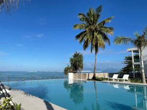 a swimming pool with a view of the ocean at Ananahi plage in Paea