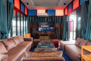 - un salon avec deux canapés et une télévision dans l'établissement Onjira Resort, 