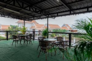 un patio con tavoli e sedie su un balcone di Onjira Resort 