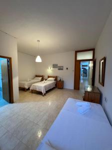1 dormitorio grande con 2 camas y 1 dormitorio con 2 camas individuales en Paradise 4, en Żebbuġ