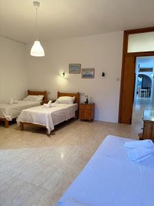 Habitación de hotel con 2 camas y ventana en Paradise 4 en Żebbuġ