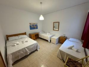 Habitación con 2 camas y lavabo. en Paradise 4 en Żebbuġ