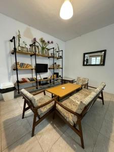 sala de estar con mesa de madera y sillas en Paradise 4, en Żebbuġ