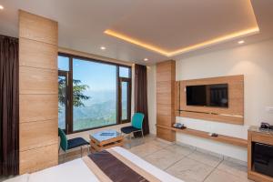 A television and/or entertainment centre at The Seasons Dalhousie - Best Valley View & Mountain View Hotel in Dalhousie