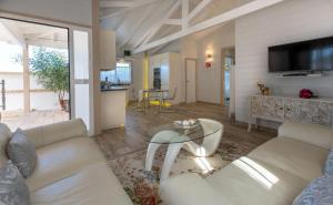 a living room with a couch and a table at Villa Karla con Piscina: Tranquilidad y Naturaleza in Adeje