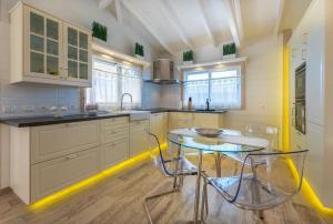 a kitchen with a table and chairs in it at Villa Karla con Piscina: Tranquilidad y Naturaleza in Adeje