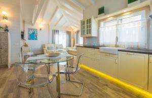 アデへにあるVilla Karla by Villas Vista Gomeraのキッチン(ガラスのテーブル、シンク付)