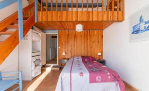 une chambre avec un lit avec un plafond en bois dans l'établissement Les Olivettes - Maison très calme Parking privé, à Régusse