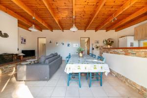 un salon avec une table et un canapé dans l'établissement Les Olivettes - Maison très calme Parking privé, à Régusse