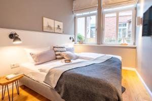 a bedroom with a large bed with a window at Logierhaus K15 Appartement 1 in Borkum