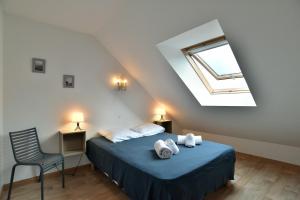 um quarto com uma cama e uma clarabóia em Landes - Appartement vue mer à 150m de la plage em Saint-Cast-le-Guildo