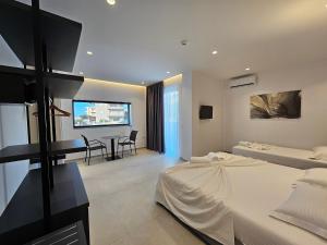 ein Schlafzimmer mit einem Bett und einem Schreibtisch. in der Unterkunft Adele Hotel Ksamil in Ksamil