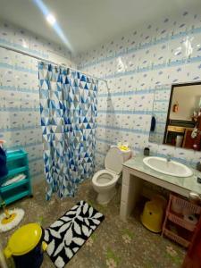 Ein Badezimmer in der Unterkunft Bahamian Grove House