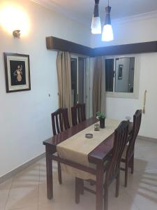 a dining room with a table and chairs at شقة عائلية راااقية ورائعة وسط الغردقة in Hurghada