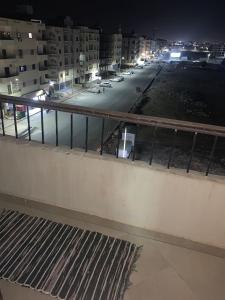a view of a parking lot at night at شقة عائلية راااقية ورائعة وسط الغردقة in Hurghada