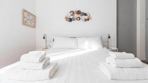 uma cama branca com cobertores brancos e almofadas em Italianway - Della Palla 5 em Milão