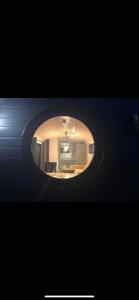 Blick auf ein Zimmer durch ein rundes Fenster in der Unterkunft Gorestown Glamping Chalets in Drummond