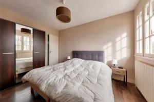 um quarto com uma cama branca e uma janela em Séjour pour 4 à Sarzeau em Sarzeau