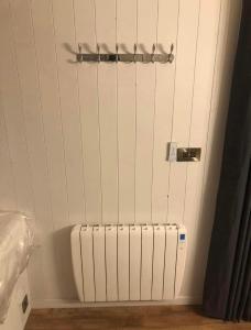 un radiador en la esquina de una habitación en Gorestown Glamping Chalets en Drummond