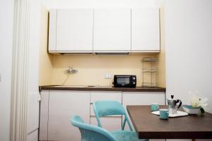a kitchen with a table and chairs and a microwave at Marechiare in Ortona