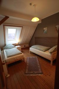 Un dormitorio con dos camas y una ventana. en FeWo Kleinenbremen, en Porta Westfalica