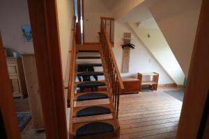 una escalera en una habitación con una escalera con sillas en FeWo Kleinenbremen, en Porta Westfalica