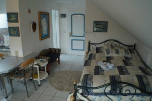 1 dormitorio con cama, mesa y puerta en Graf Luckner Hues, en Scharbeutz