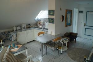 een keuken met een tafel en stoelen in een kamer bij Graf Luckner Hues in Scharbeutz
