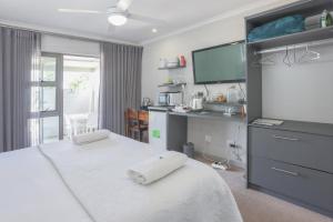 ein Schlafzimmer mit einem Bett mit zwei weißen Handtüchern darauf in der Unterkunft Lily's Rest, Village on Silwerstrand, Robertson in Robertson
