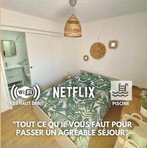 1 dormitorio con 1 cama y luz colgante en Chambre Privée Accès Piscine, en Mimizan
