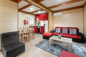 uma sala de estar com um sofá vermelho e uma mesa em Quinta dos Castanheiros em Usseira