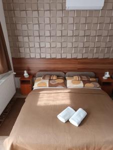 A bed or beds in a room at Boglárka Vendégház