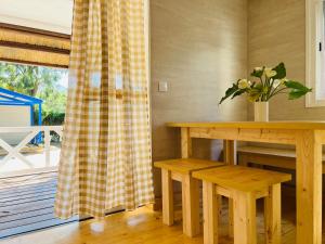 uma sala de jantar com uma mesa e uma janela em Camping Paloma em Tarifa