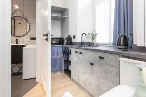 una cocina con fregadero y encimera en Cracow city heart - 19th-century tenement house of Stanislaw Wyspianski, en Cracovia 203 fotos más