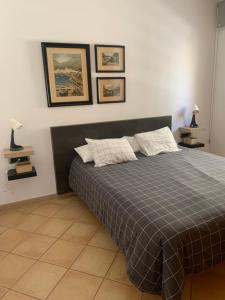 マタローにあるChic apartment beachの枕が2つ置かれたベッドのある寝室