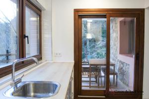 una cocina con fregadero junto a una ventana en Apartamento rural Karibu 2 San Esteban by Casas de Los Picos Ecoturismo en los Picos de Europa, en San Esteban